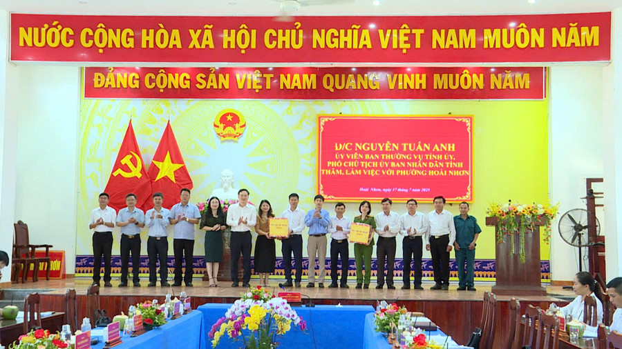 Phó Chủ tịch UBND tỉnh Nguyễn Tuấn Anh (thứ 6 từ trái sang) tặng quà cho lãnh đạo phường Hoài Nhơn. Ảnh: Phi Long Phó Chủ tịch UBND tỉnh Nguyễn Tuấn Anh (thứ 6 từ trái sang) tặng quà cho lãnh đạo phường Hoài Nhơn. Ảnh: Phi Long