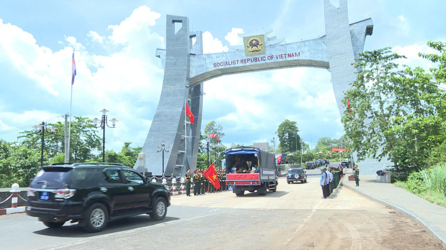 Đoàn xe Ban Chuyên trách tỉnh đưa 23 hài cốt liệt sĩ được quy tập trong mùa khô 2024-2025 tại các tỉnh Đông Bắc, Vương quốc Campuchia về tới Cửa khẩu Quốc tế Lệ Thanh. Ảnh: Đoàn Bình doan-xe-ban-chuyen-trach-tinh-dua-23-hai-cot-liet-si-duoc-quy-tap-trong-mua-kho-2024-2025-tai-cac-tinh-dong-bac-vuong-quoc-campuchia-ve-toi-cua-khau-quoc-te-le-thanh-anh-doan-binh.jpg