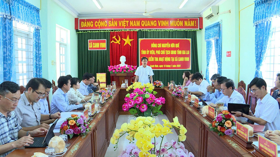 Phó Chủ tịch UBND tỉnh Nguyễn Hữu Quế làm việc với lãnh đạo xã Canh Vinh. Ảnh: Phi Long quang-canh-buoi-lam-viec-cua-pho-chu-tich-ubnd-tinh-nguyen-huu-que-voi-lanh-dao-xa-canh-vinh.jpg