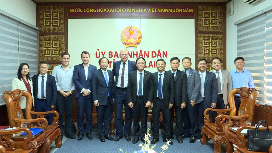 Lãnh đạo tỉnh Gia Lai và các thành viên Tập đoàn CTP (Vương quốc Hà Lan) chụp ảnh lưu niệm. Ảnh: Phi Long anh-2.jpg