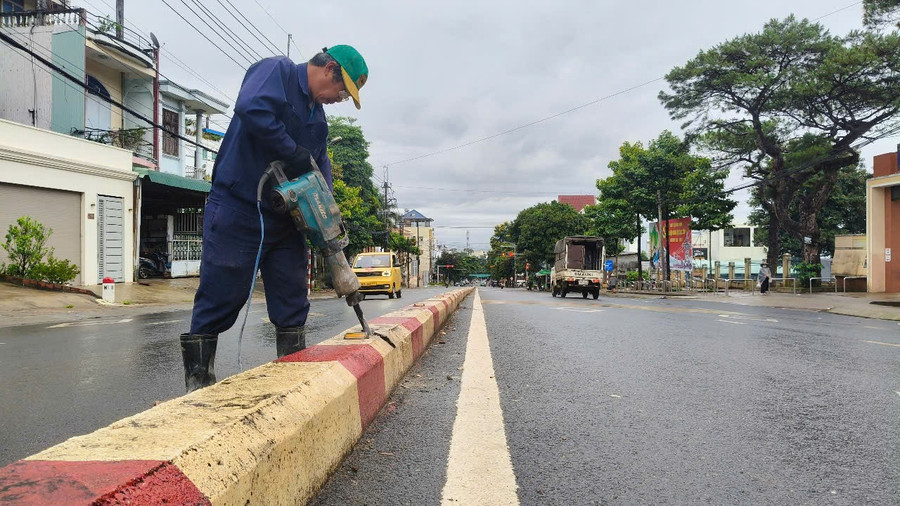 Việc phá dỡ giải phân cách cứng dự kiến hoàn thành trong vòng 1 tuần. Ảnh: Thanh Sáng z6693529555673-62a92b0e34fce929ba0867a0cb6be103.jpg