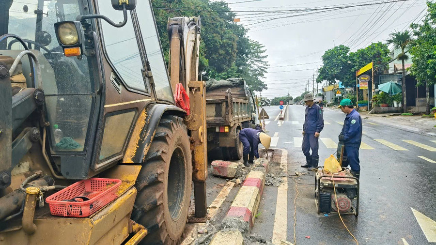 Công nhân Công ty cổ phần Công trình đô thị Gia Lai thực hiện phá dỡ dải phân cách cứng. Ảnh: Thanh Sáng z6693530369235-08c46893be9bc36f86558c6a0f131a74.jpg