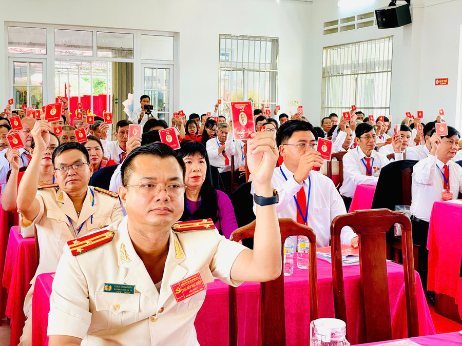 Các đại biểu biểu quyết, thống nhất thực hiện các chỉ tiêu, nhiệm vụ trong nhiệm kỳ mới. Ảnh: Phi Long z6921907707806-78c8b31b0fcaa02b1b39010f13346c53.jpg