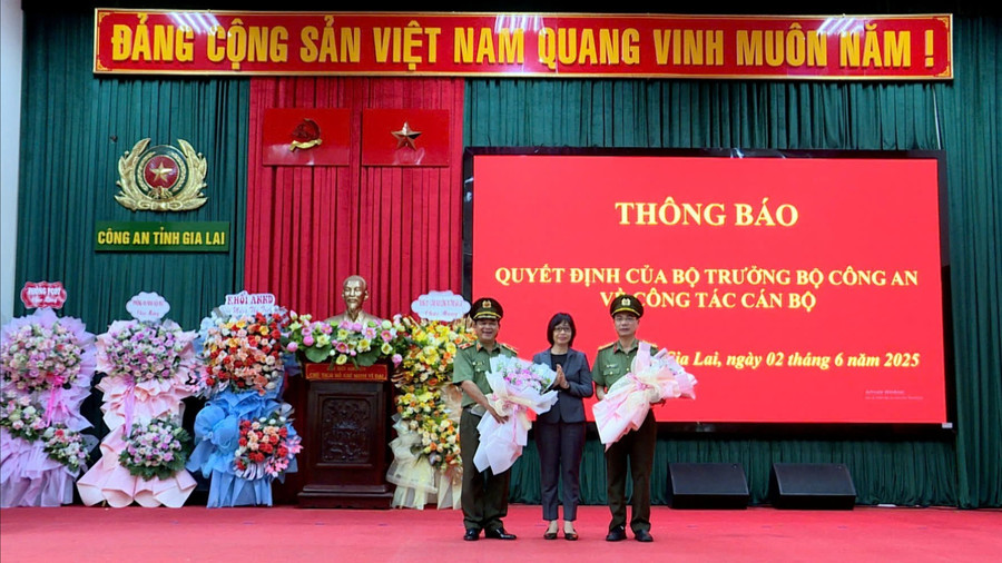 អនុប្រធានគណៈកម្មាធិការប្រជាជនខេត្ត Nguyen Thi Thanh Lich (កណ្ដាល) ជូនកម្រងផ្កា អបអរសាទរ ឧត្តមសេនីយ៍ទោ Rah Lan Lam (ឆ្វេង) និងវរសេនីយ៍ឯក Pham Huu Truong (ស្តាំ)។ រូបថត៖ ហ៊ុយ ទួន pho-chu-tich-ubnd-tinh-nguyen-thi-thanh-lich-o-giua-tang-hoa-chuc-mung-thieu-tuong-rah-lan-lam-ben-trai-va-dai-ta-pham-huu-truong-ben-phai-350.jpg