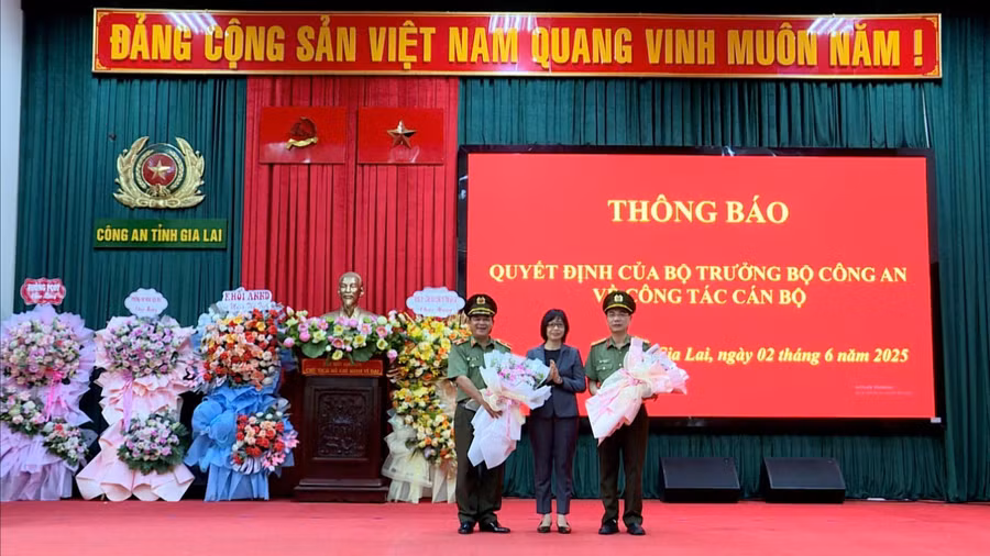 pho-chu-tich-ubnd-tinh-nguyen-thi-thanh-lich-o-giua-tang-hoa-chuc-mung-thieu-tuong-rah-lan-lam-ben-trai-va-dai-ta-pham-huu-truong-ben-phai-350.jpg