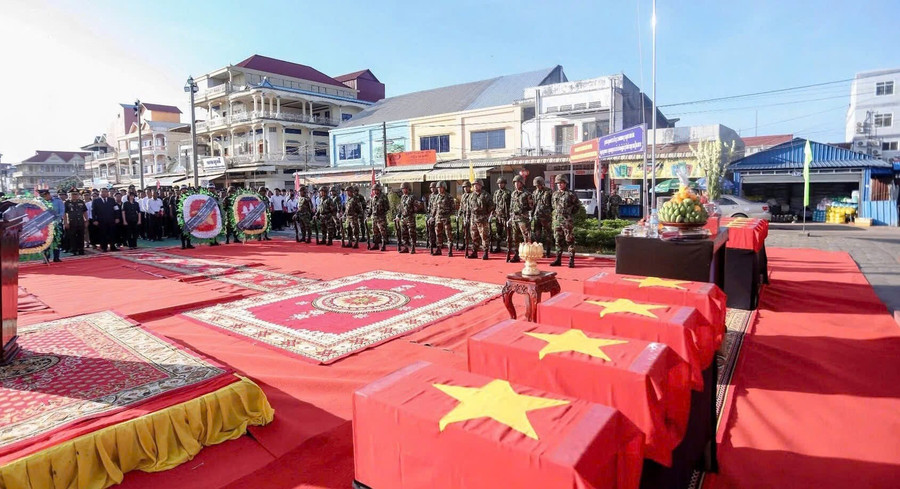 Lễ tiễn 9 liệt sĩ được quy tập trong mùa khô 2024-2025 tại tỉnh Stung Treng. Ảnh: Đoàn Bình le-tien-9-liet-si-duoc-quy-tap-trong-mua-kho-2024-2025-tai-tinh-stung-treng-anh-doan-binh.jpg