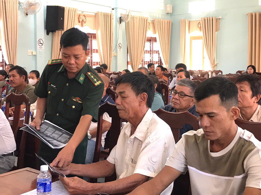 Cán bộ Bộ đội Biên phòng tỉnh tuyên truyền chống khai thác IUU cho ngư dân xã Cát Tiến. Ảnh: Phi Long anh-1.jpg