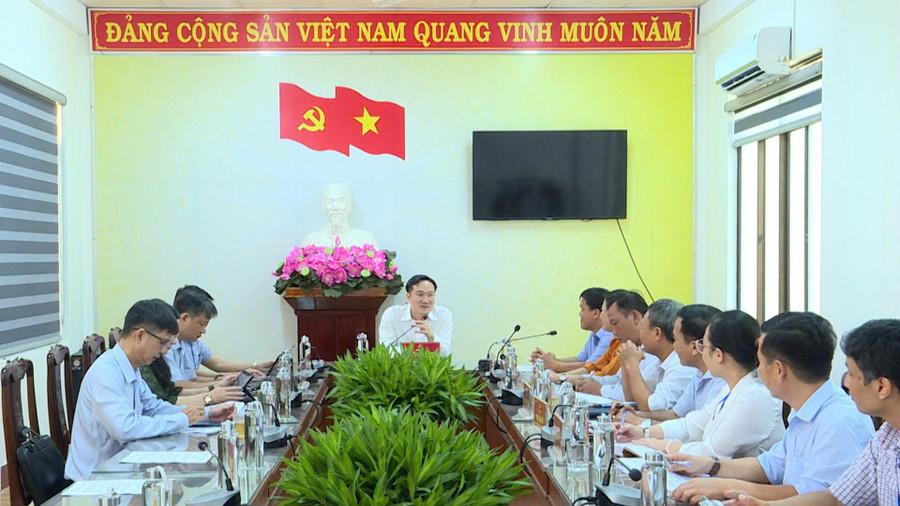 Phó Chủ tịch UBND tỉnh Nguyễn Tuấn Anh làm việc với tập thể lãnh đạo phường Hoài Nhơn Nam. Ảnh: Phi Long z6814020678182-30497ed7183f34ea21c5594edd9109eb.jpg
