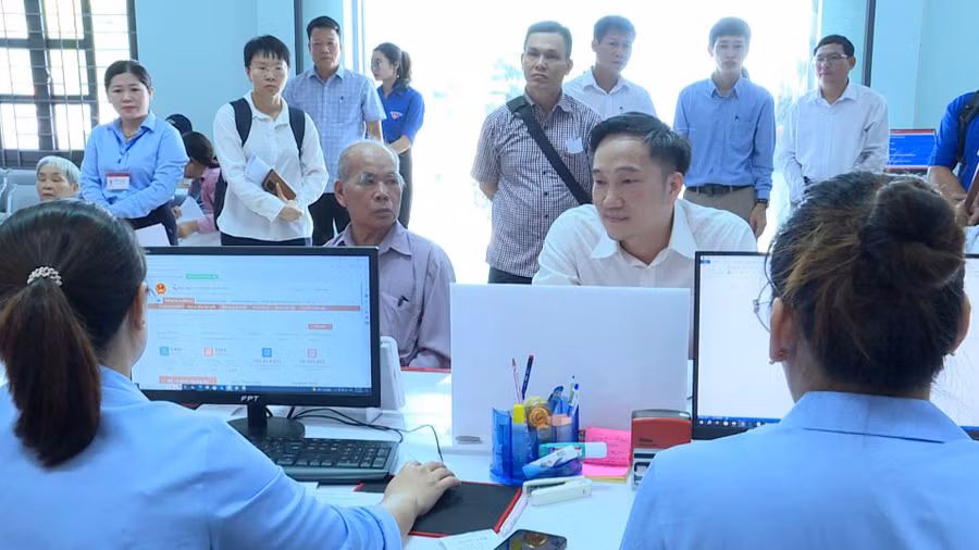 Phó Chủ tịch UBND tỉnh Nguyễn Tuấn Anh (người ngồi phía trước, bên phải) kiểm tra việc tiếp nhận, giải quyết thủ tục hành chính tại Trung tâm Phục vụ hành chính công phường Hoài Nhơn. Ảnh: Phi Long