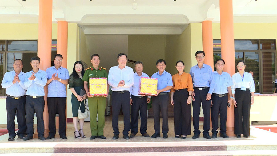 Phó Chủ tịch UBND tỉnh Nguyễn Tuấn Anh tặng quà cho tập thể lãnh đạo phường Hoài Nhơn Nam. Ảnh: Phi Long z6814020641781-41d9c421e25fdbb7f038154de6b86929.jpg