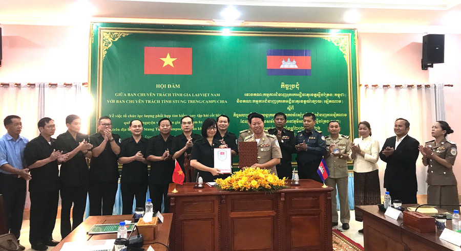Ban Chuyên trách 2 tỉnh Gia Lai và Stung Treng thống nhất ký biên bản thỏa thuận. Ảnh: Đoàn Bình anh-1.jpg