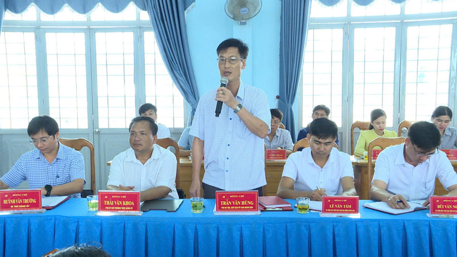 Phó Bí thư Đảng ủy, Chủ tịch UBND xã Pờ Tó Trần Văn Hùng phát biểu tại buổi làm làm việc. Ảnh: Phi Long pho-bi-thu-dang-uy-chu-tich-ubnd-xa-po-to-tran-van-hung-phat-bieu-tai-buoi-lam-lam-viec-anh-phi-long.jpg