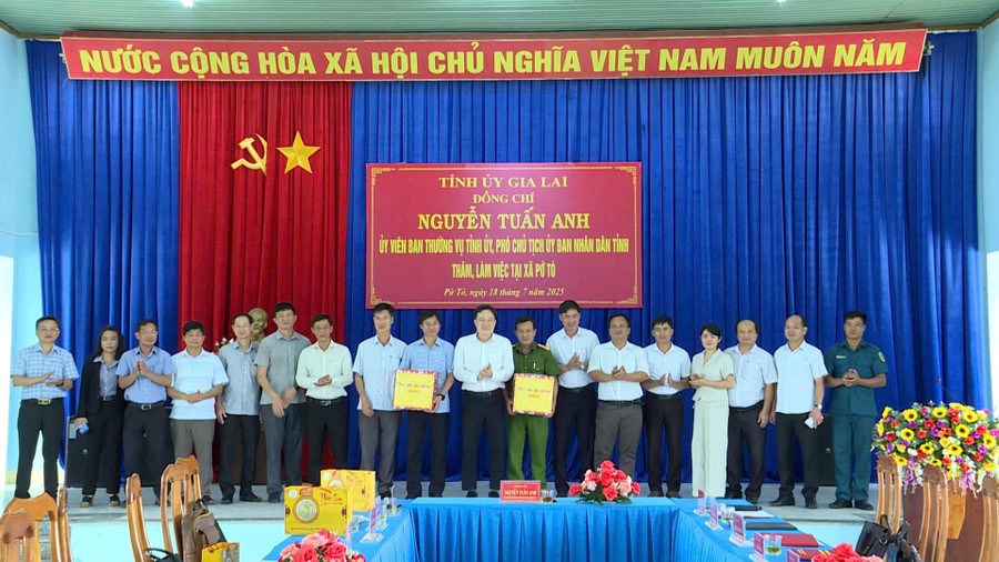 Phó Chủ tịch UBND tỉnh Nguyễn Tuấn Anh (thứ 10 từ trái sang) tặng quà cho tập thể lãnh đạo xã Pờ Tó. Ảnh: Phi Long Phó Chủ tịch UBND tỉnh Nguyễn Tuấn Anh (thứ 10 từ trái sang) tặng quà cho tập thể lãnh đạo xã Pờ Tó. Ảnh: Phi Long