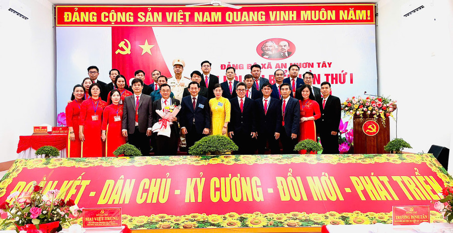 Ban Chấp hành Đảng bộ xã An Nhơn Tây ra mắt Đại hội. Ảnh: Phi Long anh-1.jpg