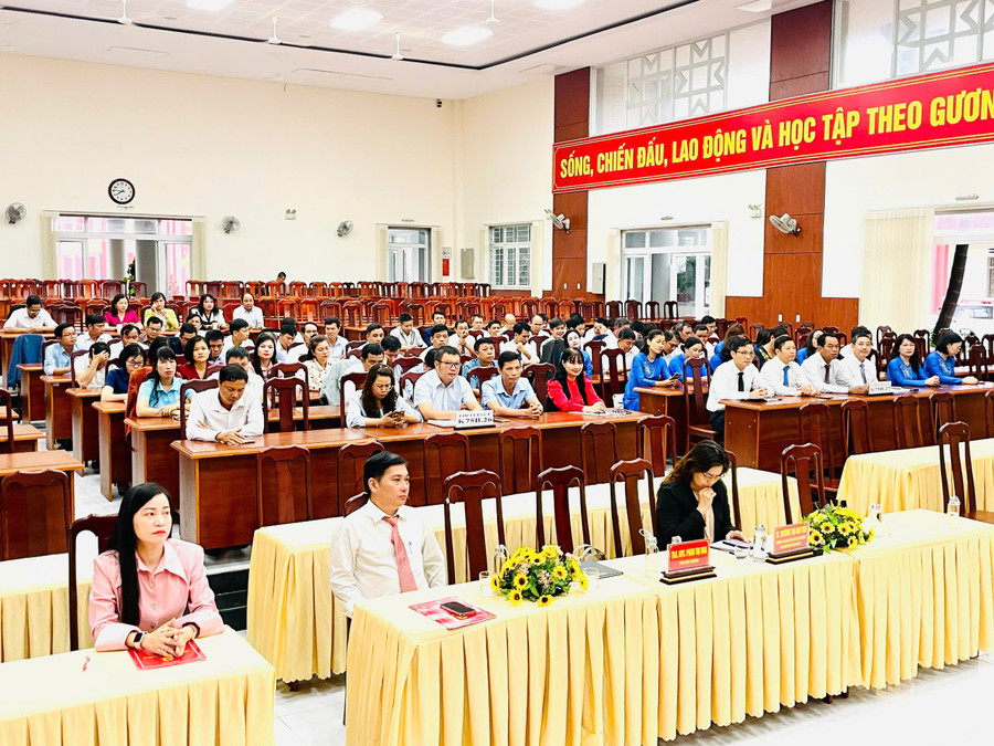 Học viên 2 lớp cao cấp lý luận chính trị K75B.26 và K75B.27 tham dự buổi sơ kết. Ảnh: Phi Long hoc-vien-2-lop-cao-cap-ly-luan-chinh-tri-k75b26-va-k75b27-tham-du-buoi-so-ket-anh-phi-long.jpg