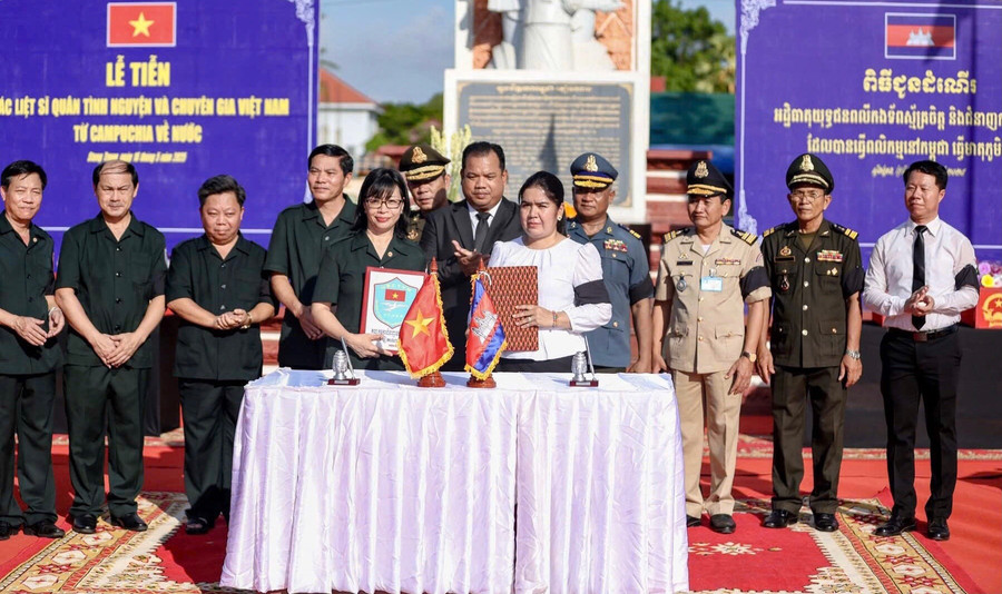 Ban Chuyên trách 2 tỉnh Gia Lai và Stung Treng ký kết biên bản bàn giao, tiếp nhận 9 hài cốt liệt sĩ được Đội K52 quy tập trong mùa khô 2024-2025 tại tỉnh Stung Treng. Ảnh: Đoàn Bình ban-chuyen-trach-2-tinh-gia-lai-va-stung-treng-ky-ket-bien-ban-ban-giao-tiep-nhan-9-hai-cot-liet-si-duoc-doi-k52-quy-tap-trong-mua-kho-2024-2025-tai-tinh-stung-treng-anh-doan-binh.jpg