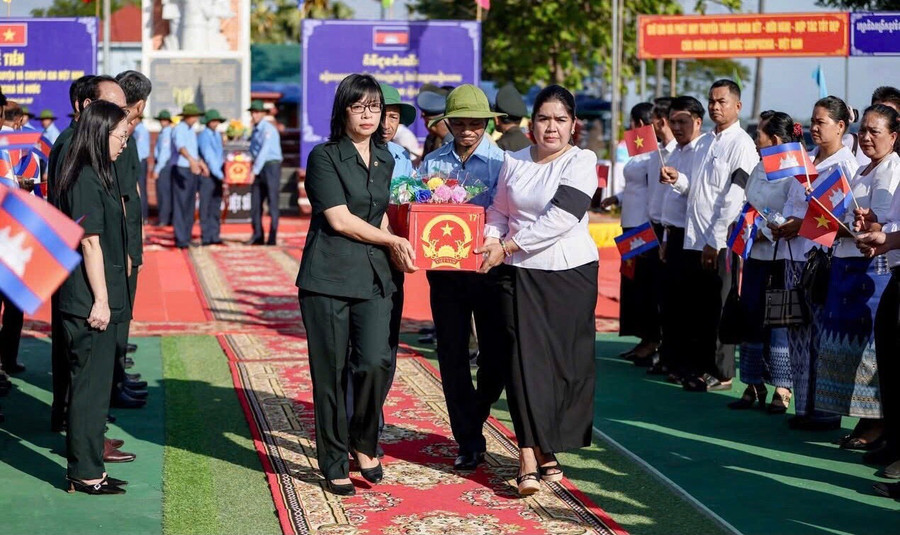 Ban Chuyên trách 2 tỉnh Gia Lai và Stung Treng đưa hài cốt các liệt sĩ được quy tập tại tỉnh Stung Treng trong mùa khô 2024-2025 về nước. Ảnh: Đoàn Bình ban-chuyen-trach-2-tinh-gia-lai-va-stung-treng-dua-hai-cot-cac-liet-si-duoc-quy-tap-tai-tinh-stung-treng-trong-mua-kho-2024-2025-ve-nuoc-anh-doan-binh.jpg