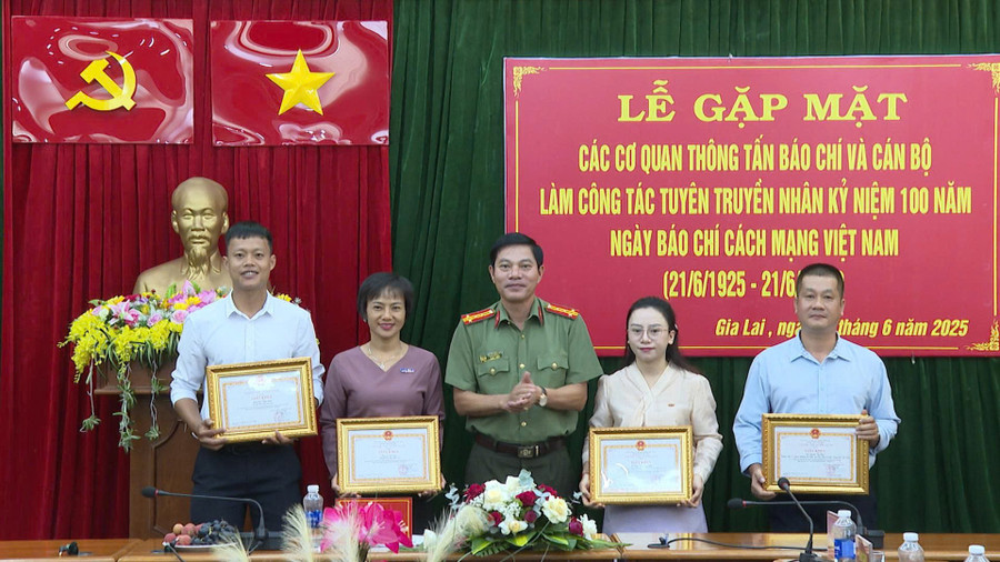 Đại tá Nguyễn Ngọc Sơn–Phó Giám đốc Công an tỉnh tặng giấy khen cho các nhà báo, phóng viên. Ảnh: Thanh Sáng dai-ta-nguyen-ngoc-sonpho-giam-doc-cong-an-tinh-o-giua-tang-giay-khen-cho-cac-nha-bao-phong-vien-anh-thanh-sang.jpg