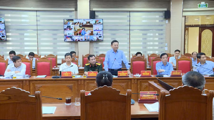 Phó Chủ tịch UBND tỉnh Nguyễn Tự Công Hoàng phát biểu tại phiên họp. Ảnh: Phi Long