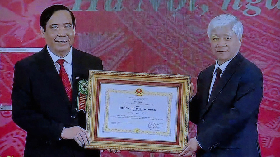 Đồng chí Đỗ Văn Chiến trao Huân chương Lao động hạng Nhất cho Hội Người cao tuổi Việt Nam. Ảnh: Duy Linh hn-2.jpg
