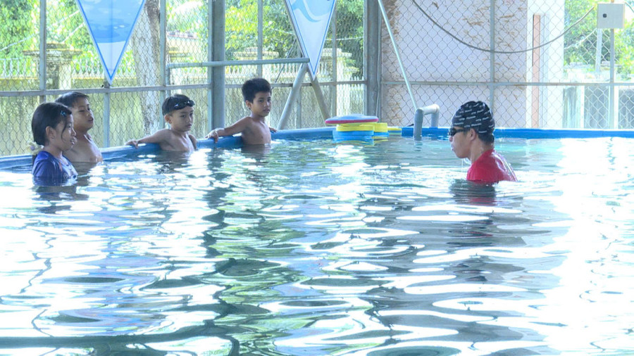 Học sinh Trường Tiểu học Ia Ka ( Chư Păh) học bơi tại trường trong dịp hè. Ảnh: Duy Linh hinh-hoc-boi-o-truong-th-ia-ka.jpg