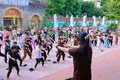 Các em học sinh được hướng dẫn một số động tác thể dục giữ gìn sức khỏe. Ảnh: Minh Ngọc