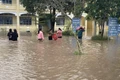 Trường Tiểu học và THCS Nguyễn Viết Xuân (xã Ia Sao) sơ tán tài sản khỏi nước lũ. Ảnh: Hoàng Lan