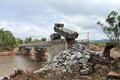 Hàng ngàn khối đất đá được huy động để sửa chữa cầu Đăk Pờ Tó.