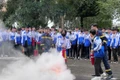 Lực lượng Cảnh sát PCCC và CNCH hướng dẫn học sinh Trường THPT Nguyễn Chí Thanh kỹ năng sử dụng bình chữa cháy xách tay. Ảnh: Văn Ngọc