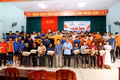 Các cầu thủ Hoàng Anh Gia Lai trao quà cho người nghèo ở xã Ia Băng.