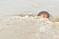 Máy cày bị nước cuốn trôi khi vượt sông Ba