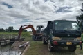 Xã Bình Hiệp khẩn trương thu gom heo chết để tiêu hủy theo quy định