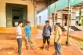 Ông Rơ Châm Míu -làng Nú (bìa phải) tuyên truyền người dân sinh hoạt tôn giáo đúng pháp luật, tích cực phát triển kinh tế, giữ gìn vệ sinh môi trường, góp sức xây dựng nông thôn mới. Ảnh: Lê Nam