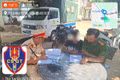 Nằm lên yên xe máy để “biểu diễn”, nam thanh niên bị tịch thu phương tiện