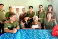 Thăm, tặng quà Mẹ Việt Nam Anh hùng