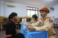 Cán bộ CSGT phiên dịch câu hỏi cho thí sinh mù chữ
