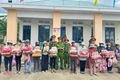 200 suất quà được trao đến tay bà con xã Uar 