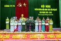 Lãnh đạo Công ty 74 trao thưởng cho các cá nhân điển hình tiên tiến trong phong trào phụ nữ giai đoạn 2020-2025. Ảnh: Huy Toàn