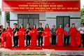 Thiếu tướng Hoàng Văn Sỹ- Tư lệnh Binh đoàn 15 cắt băng khánh thành nhà mới trong chương trình "xoá nhà tạm, nhà dột nát" năm 2025. Ảnh: Ngọc Sơn.