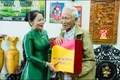  Trưởng Ban Tuyên giáo và Dân vận Tỉnh ủy Nguyễn Thị Phong Vũ tặng quà gia đình Trung tướng Nguyễn Thành Út