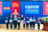 Hội Liên hiệp Phụ nữ phường Hội Phú tặng quà cho học sinh có hoàn cảnh khó khăn