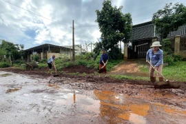 Đak Đoa: Người dân khổ sở vì nước mưa cuốn đất đá, rác thải tràn xuống đường