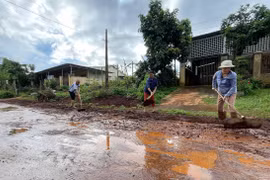 Đak Đoa: Người dân khổ sở vì nước mưa cuốn đất đá, rác thải tràn xuống đường