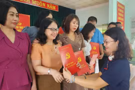 Bà Đoàn Thị Bích Hà - Phó Bí thư Thường trực Đảng ủy phường Thống Nhất, trao các quyết định cho đảng viên. Ảnh: N.S