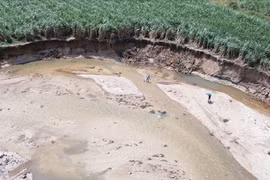 Mỗi năm, sông Ayun lại “ngoạm” sâu vào đất sản xuất của người dân, cuốn trôi hàng chục hecta đất ven sông. Ảnh: M.P