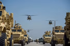 Trực thăng quân sự Taliban cất cánh vào dịp kỷ niệm 3 năm Taliban tiếp quản Afghanistan tại căn cứ không quân Bagram vào năm 2024. Ảnh: AFP