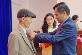 Đảng ủy phường Pleiku trao tặng Huy hiệu Đảng cho 45 đảng viên.