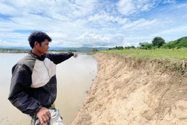 Sông Ba sạt lở nghiêm trọng, hàng trăm hộ dân bất an.