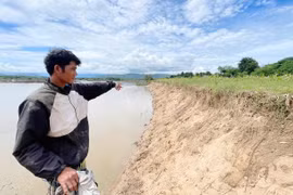 Sông Ba sạt lở nghiêm trọng, hàng trăm hộ dân bất an.