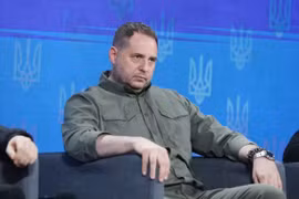 “Cánh tay phải” ra đi, ông Zelensky đứng trước thử thách sinh tồn